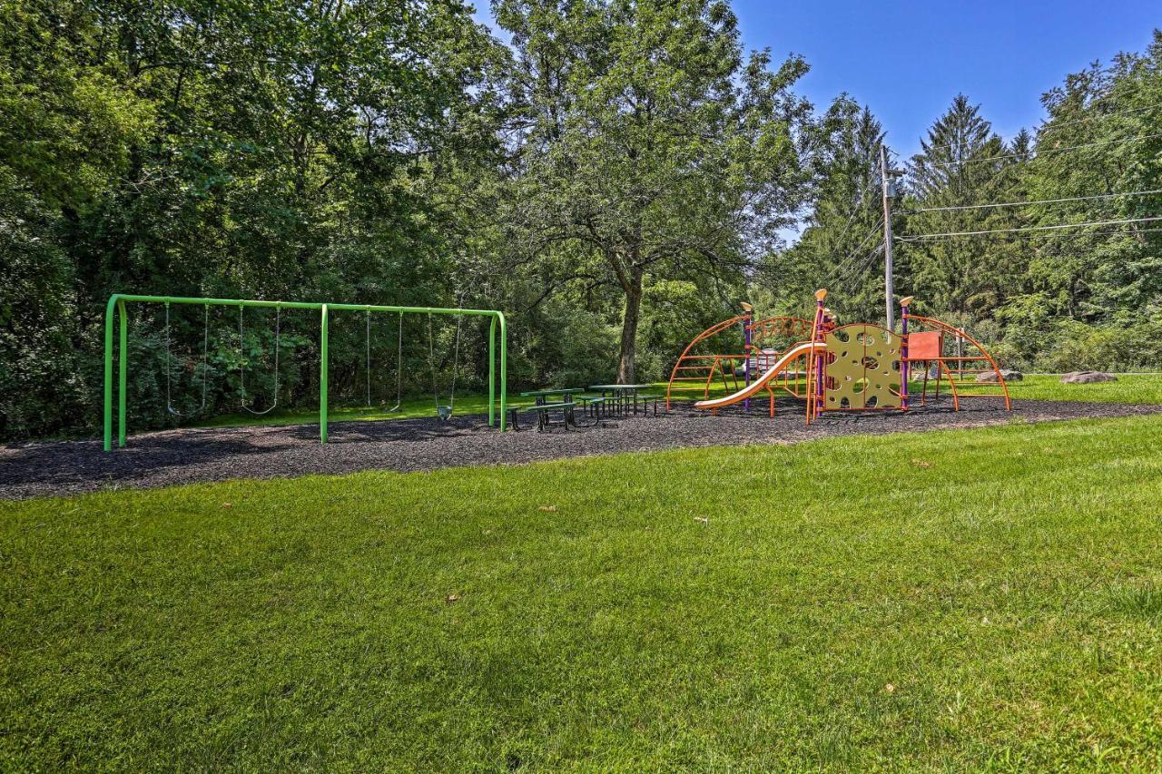 Modern East Stroudsburg Home With Deck And Gas Grill! Bagian luar foto